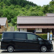 石見銀山にてサイドビューを撮影。スライドドア下端がボディのサイドシルを覆う設計になっているのが特徴。