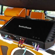 サブウーファーの上部にはロックフォードのパワーアンプ・T1500-1dbcpをインストール。ここでも立体感を感じさせる作りを実施。