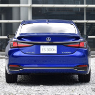 レクサス ES 新型（ES300h F SPORT）