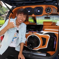 ラゲッジや左右Ａピラーのデザイン違いなど、想像を超えるカスタムの完成度の高さに納車時には驚いたというオーナーの坂本さん。