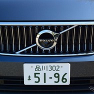XC40 T4 AWD INSCRIPTION。フロントグリルもクローム調に。