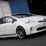 納車と同時にインストールをはじめたプリウスα。ダイヤトーンのスピーカーとモスコニのアンプのコンビで狙ったサウンドを引き出す。