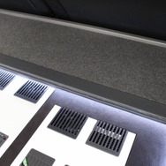 オーディオボードは純正フロアとツライチに設定され、荷物の積載にも不便を感じない作り。内部の間接照明も美しく決まる。