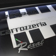 アクリルカバーを施した状態。アクリルには十分な厚みがあり荷物の積載にも耐える作り。実用面でもオーナーの満足度は高い。