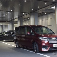 ステップワゴン スパーダ ハイブリッドG・EX ホンダセンシング。ホンダ青山本社を出発の図。