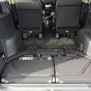 床下にフラットにしまえる3列目シート。荷室の横幅が犠牲にならないところが他のミニバンと異なる。