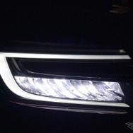 LEDヘッドランプは自動ハイビーム機構を持たない。ただし配光特性は良く、夜間走行時の不安はそれほど大きくない。