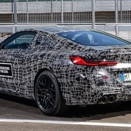 BMW M8 クーペ 新型のプロトタイプ