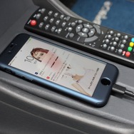スマホのホルダーをワンオフしたセンターコンソール。デジ像のリモコンも含めて使用頻度の高いものをまとめて設置した。