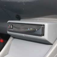 メディアプレイヤーのデジ像をいち早く取り入れたオーナー。インストールにもこだわってダッシュ下部に埋め込み設置する。