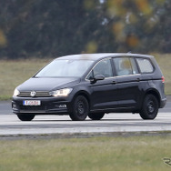 VWの新型ミニバン開発車両（スクープ写真）