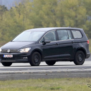 VWの新型ミニバン開発車両（スクープ写真）