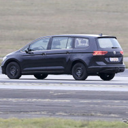 VWの新型ミニバン開発車両（スクープ写真）