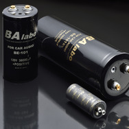 キャパシターの例（BAラボ）。BAラボのキャパシターは、瞬間的な電源電圧の降下に対して有効だという定評があり、人気が高い。