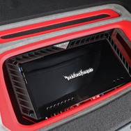 パワーアンプにはロックフォードのT600-4をチョイス。リアスピーカーやサブウーファーを十分なパワーで駆動する。
