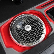 サブウーファーにもロックフォード・マリーンのPM212S4をチョイス。天井のスピーカー群とのサウンド＆デザインの統一感も決まる。