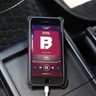 音源にはスマホに収録した曲をUSB接続して利用するスタイル。ノリの良い曲を中心にドライブで楽しんでいる。
