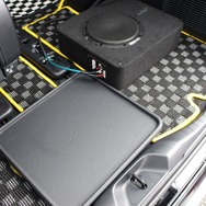 サブウーファーボックスの下には専用に製作したトレーを設置。ボックスをしっかりとラゲッジフロアに設置させる効果を引き出す。