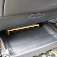 助手席シート下のわずかな隙間にビルトインされているヘリックP-SIX DSP Mk2。