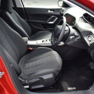プジョー308アリュール BlueHDiのフロントシート。