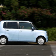 ダイハツの軽自動車は『ムーヴ』や『ミラ』のような丸みを帯びたエクステリアデザインを得意を特徴としているが、今回発売された『ムーヴコンテ』は『ネイキッド』以来、久々の四角いボディを採用している。