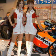 【東京モーターサイクルショー04】写真蔵…コンパニオンビームを受けてみろ