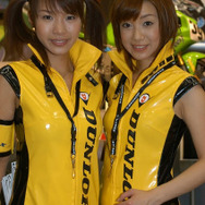 【東京モーターサイクルショー04】写真蔵…コンパニオンビームを受けてみろ