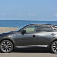 マツダ『CX-3』Lパッケージ。快晴の直射日光を浴びてもハイライトからの陰影がよく出る。