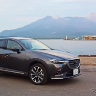 桜島をバックに記念撮影。