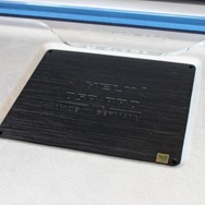 プロセッサーの上にはアクリル部を飛び出してショップロゴを配置。ユニットと周囲のデザインを計算した処理が光る。