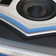 オーディオボードの外周部を見るとエグリられたように一段落とし込んだ外枠が見える。フラットなデザインに変化を与えるポイントだ。