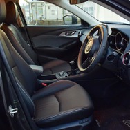 CX-3のコクピット。SUVな広さはないが、スペシャリティカー的な雰囲気はある。そういうファッション重視のミニSUVは欧州では流行っており、CX-3にとっても最大市場は欧州だ。
