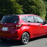 日産『ノート e-POWER メダリスト』のリアビュー。リアドア上端が高く取られ、お年寄りの乗り込みも楽々であった。