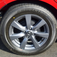 タイヤはブリヂストン「B250」で、サイズは185/65R15。山岳路では車重に対して能力がやや不足しているため、エア圧を高めて使うといい。