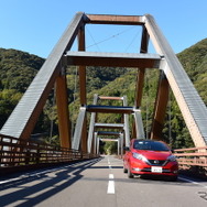 宮崎・西米良村の木造橋、かりこぼうず大橋にて。