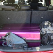 荷室は広くない。ただし、上下方向の余裕はそこそこ大きい。