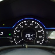 メーターパネル。負荷の軽い区間では平均燃費計は20km/リットル台後半から30km/リットル台前半で推移する。エコな走りをすれば燃費は良さそうだった。