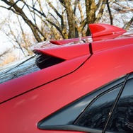 小型ながらフローティングタイプのルーフスポイラーが標準で付く。