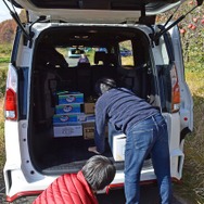 セレナの荷室はシートアレンジが簡単な分、スペースは大きくない。隙間が発生しないよう立体パズルのように組み合わせを考えながら詰め込んだ。