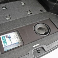 ラゲッジにはフロア下を巧みに利用してサブウーファーをインストール。小物入れも設置して実用性をアップさせている。