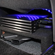 助手席側にはヘリクスのDSPアンプ・P-SIX DSPをインストール。運転席同様の処理でダクトをかわしている。