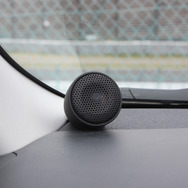 「タイムアライメント」機能を使うと、各スピーカーからの音の到達タイミングを揃えることが可能となる。