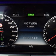 走行中、ハイブリッドであることが一番意識されるのは、エンジンを停止させて走るグライディングモードに入ったとき。
