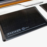 パネルの前方には２台のパワーアンプをインストール。左サイドにはフロント２ウェイ用のキッカーIX500.4をビルトイン。