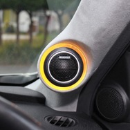 ピラーを加工してトゥイーターをビルトインしたデザインもスマート。イルミ処理との組み合わせで見せる効果も満点。