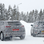 プジョー 2008 新型と同時にテストするDS 3 クロスバック（右）