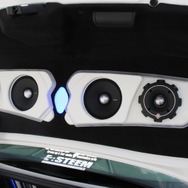 トランクリッドの内側にはパンチプロのスピーカー群をインストール。ホワイトパネルとアクリルを使った処理がここでも見られる。