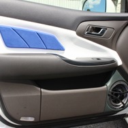 ドアパネルのカスタムも見どころだ。外装と合わせるようにホワイト＆ブルーのカラーコーディネイトとしているところも見どころ。