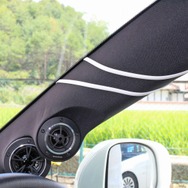 左右別デザインのＡピラーも見どころ。右サイドにはパイピングを使ったデコレーションを加えてピラーのデザインを引き立てる。