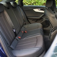 アウディ A4 45TFSI クワトロスポーツ